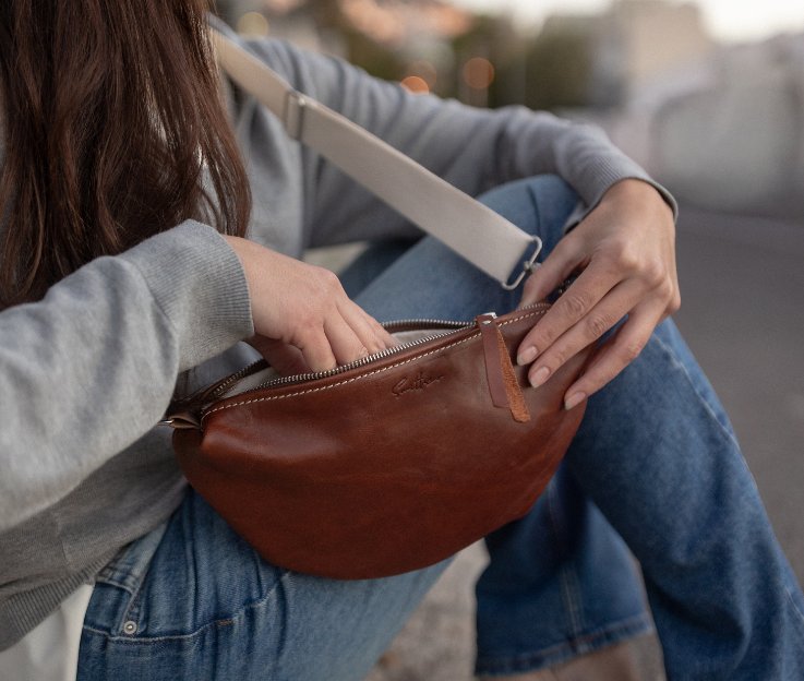 Halfmoon leather crossbody / sling bag